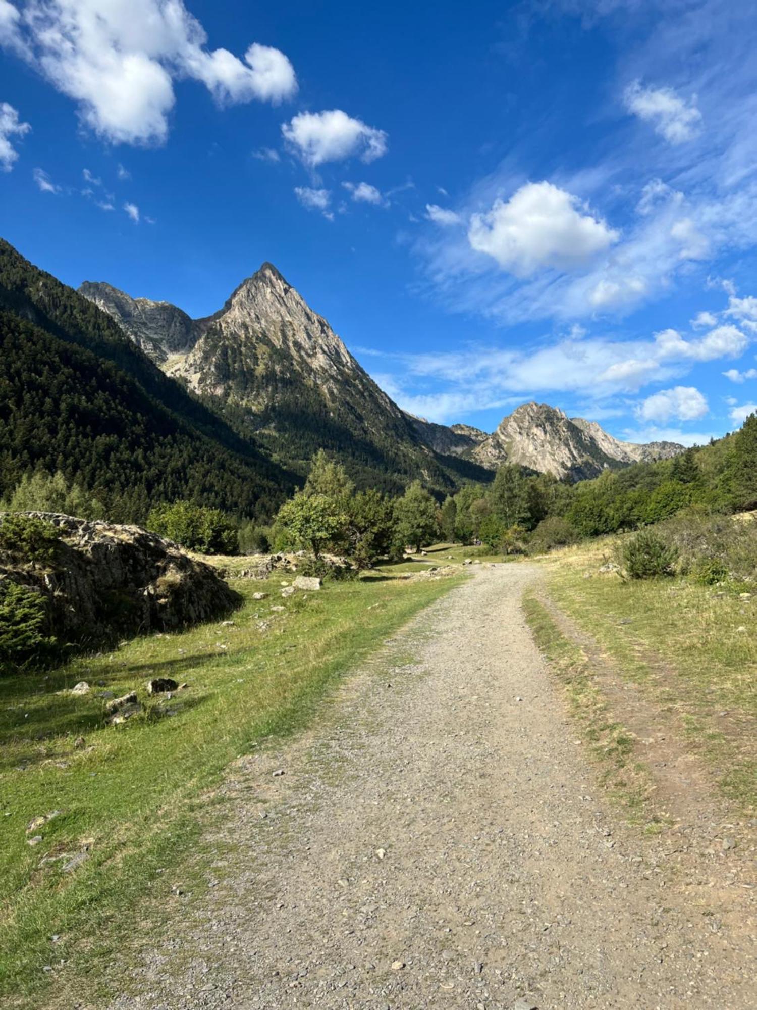 Apartamento Centrico Con Parking - L'Amfitriona Rialp Kültér fotó
